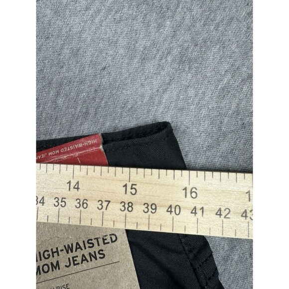 New Levi’s High-Waisted Mom Jeans Tapered Leg Black 31x30 NWT Irregular - Picture 8 of 9
